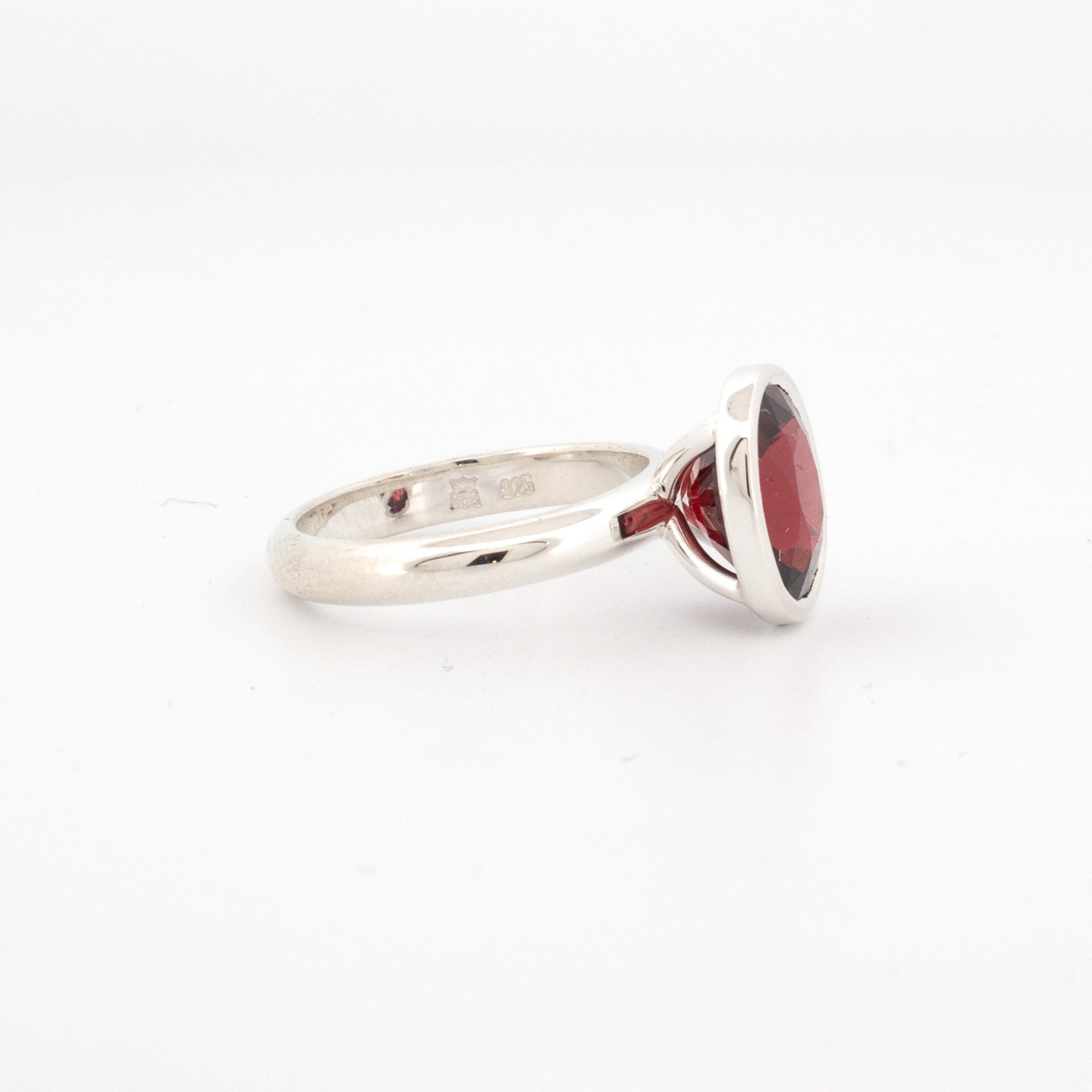 OVAL GARNET RING