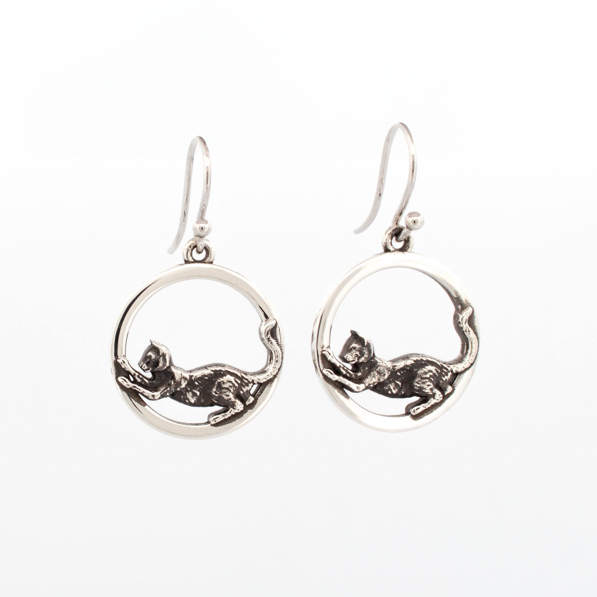 Round Stretching Cat Earrings