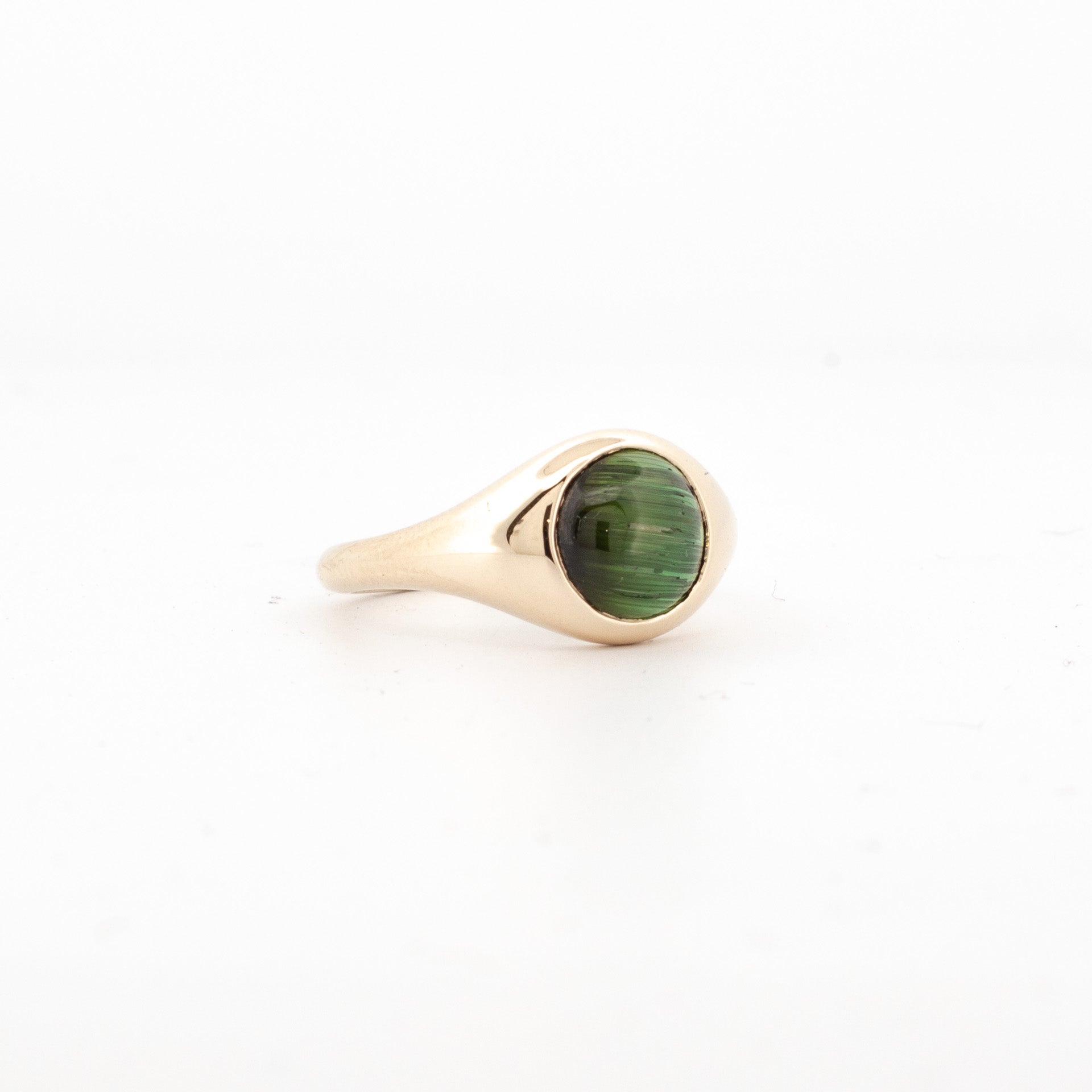 9ct yellow gold ring with bezel-set green cat’s eye tourmaline cabochon.