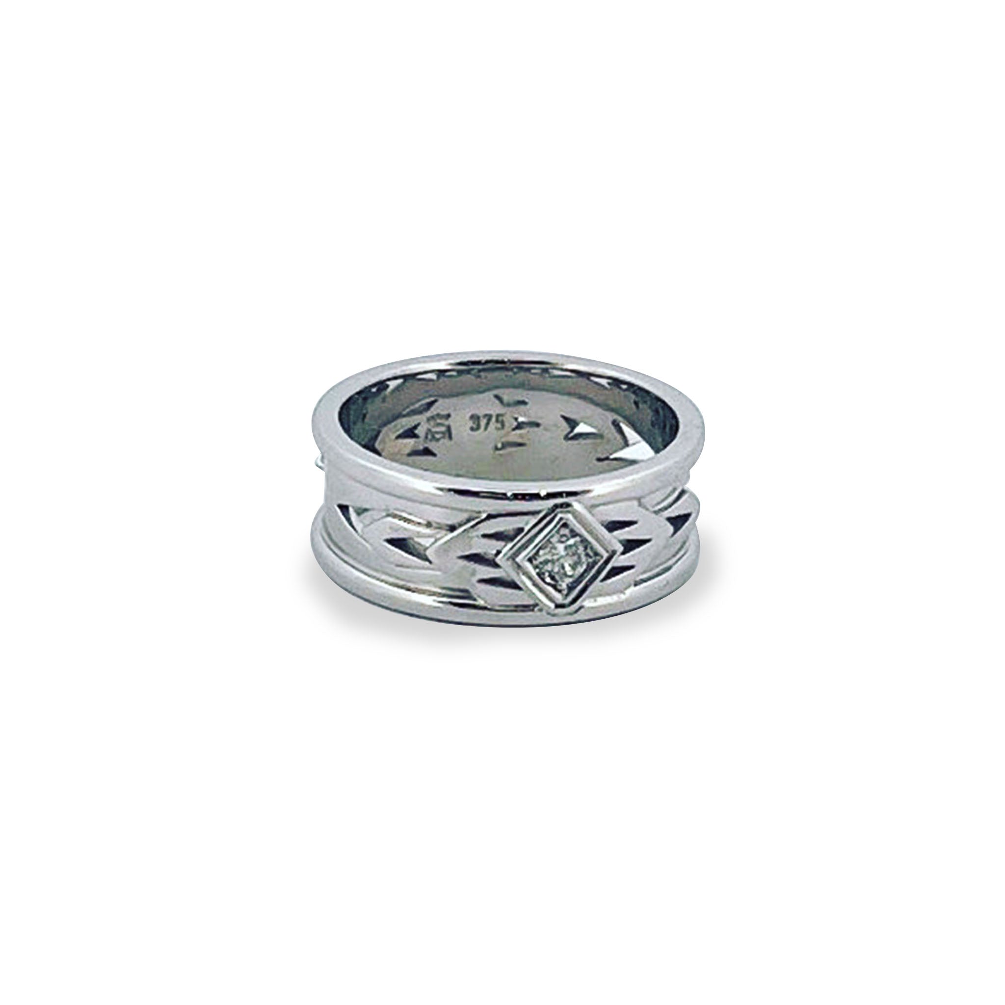 White gold wedding band with engraved Art Deco geometric pattern, featuring a central round brilliant cut diamond set in a square bezel.
